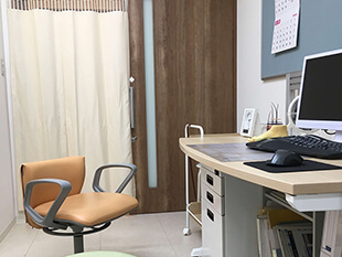 皮膚科専門医による丁寧な診察